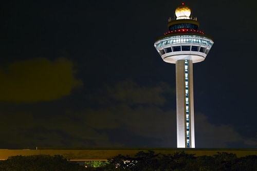 Torre de control del Aeropuerto Changi de noche.