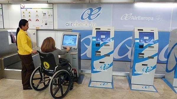 El aeropuerto de Barajas incorpora máquinas autocheck-in adaptadas a viajeros en silla de ruedas.