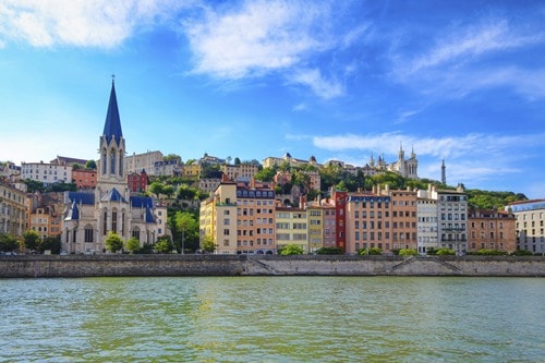 Vista del río Saone con casas coloridas en Lyon