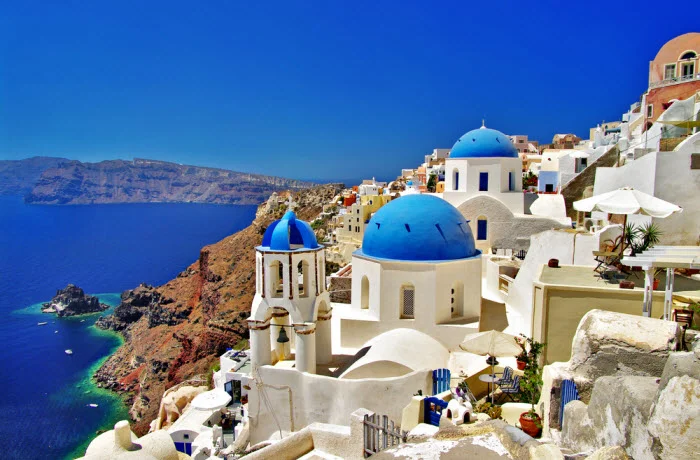 Santorini y sus cúpulas azules - las mejores ciudades para visitar en Grecia
